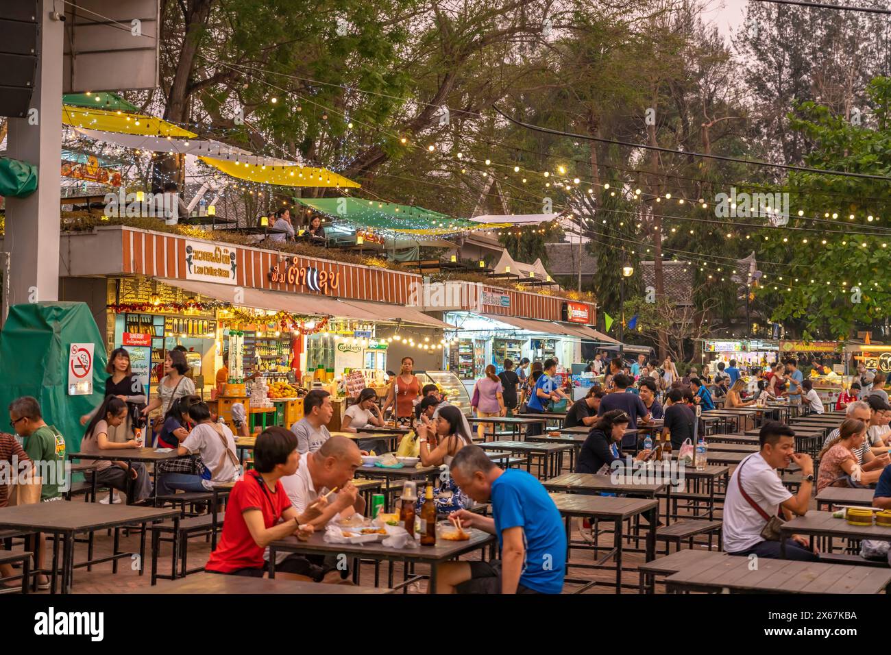 Esstische auf dem Nachtmarkt in Luang Prabang, Laos, Asien Stockfoto