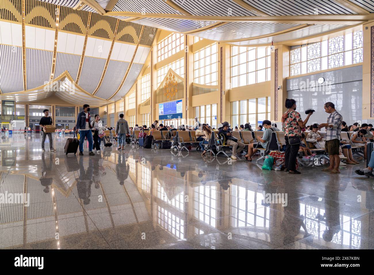 Wartehalle des modernen Bahnhofs der China-Laos-Bahn in Luang Prabang, Laos, Asien Stockfoto