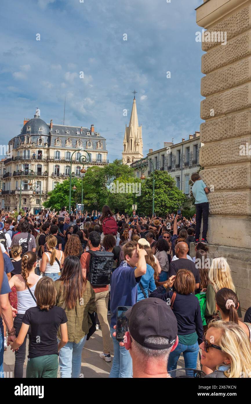 Montpellier, Frankreich. 13. Mai 2024. Das Publikum folgt dem ersten olympischen Flammenfackelträger entlang der Rue Foch in der Innenstadt von Montpellier (vertikal). Credit ReportageMPL/Alamy Live News Stockfoto