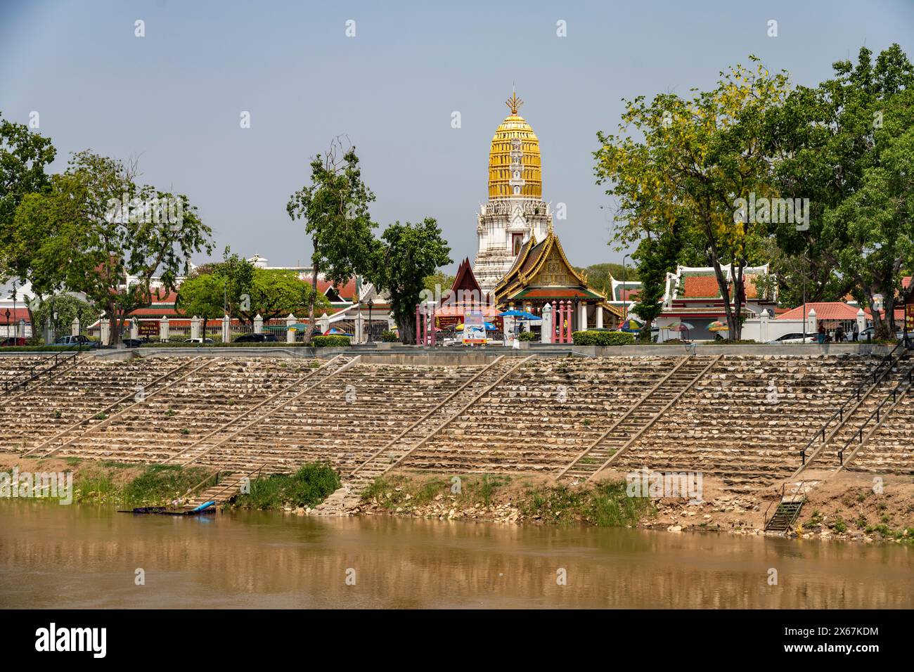 Der buddhistische Tempel Wat Phra Si Rattana Mahathat und der Fluss Mae Nam Nan in Phitsanulok, Thailand, Asien Stockfoto