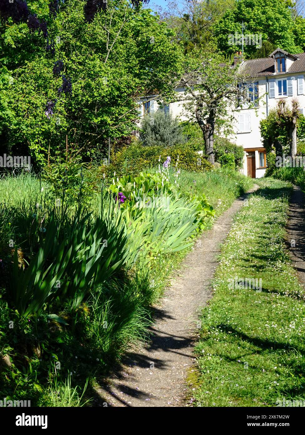 Privates Haus und Garten am Blvd Général Charles de Gaulle, Auvers-sur-Oise, Frankreich. Stockfoto