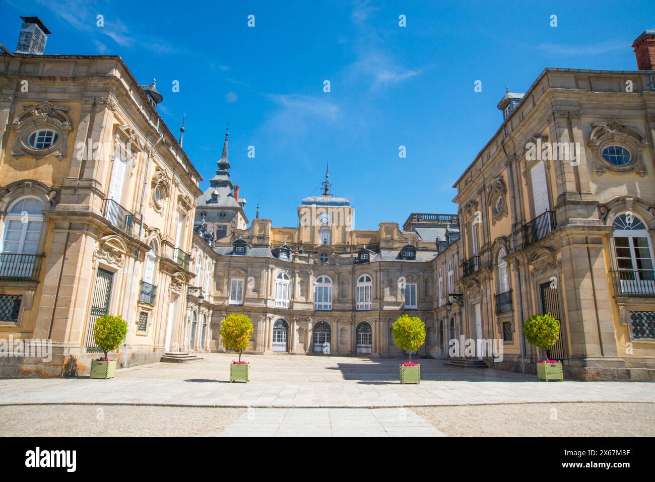 Fassade des königlichen Palastes. La Granja de San Ildefonso, Provinz Segovia, Kastilien-León, Spanien. Stockfoto