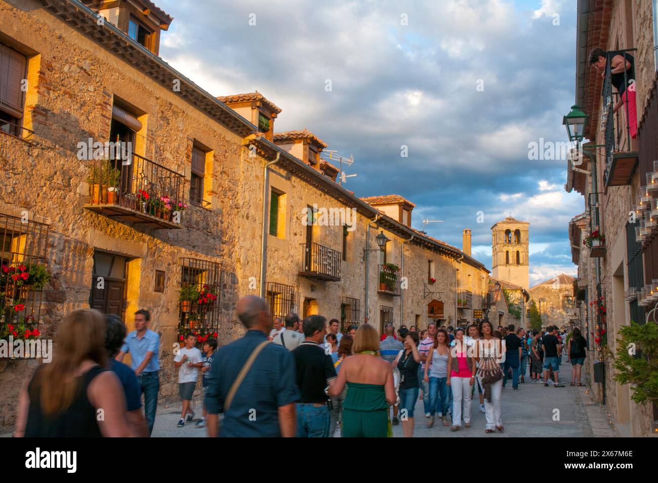 Bürgermeister Straße vor Kerzen Konzert. Pedraza, Segovia Provinz Castilla Leon, Spanien. Stockfoto