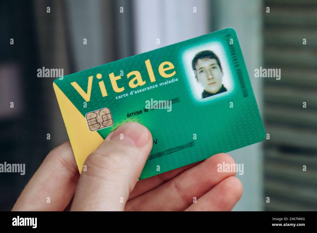 Krankenversicherungskarte für junge Männer des nationalen Gesundheitssystems in Frankreich, Carte Vitale (Übersetzung: „Vitalkarte“) Stockfoto