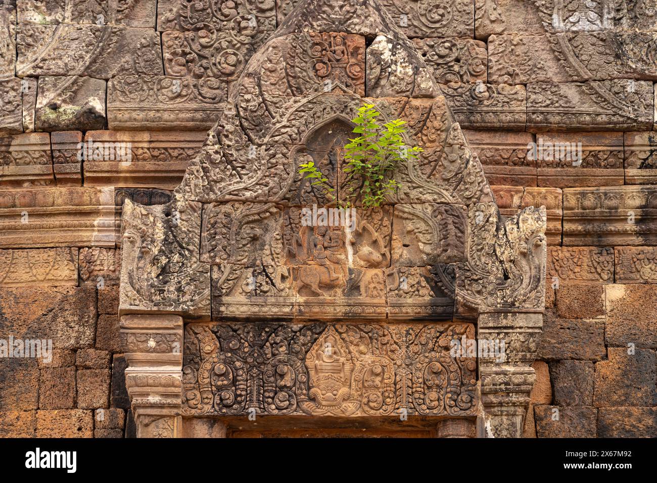 Relief mit Shiva und Parvati auf dem Stier Nandi über der falschen Tür des Bergtempels Wat Phu, Provinz Champasak, Laos, Asien Stockfoto