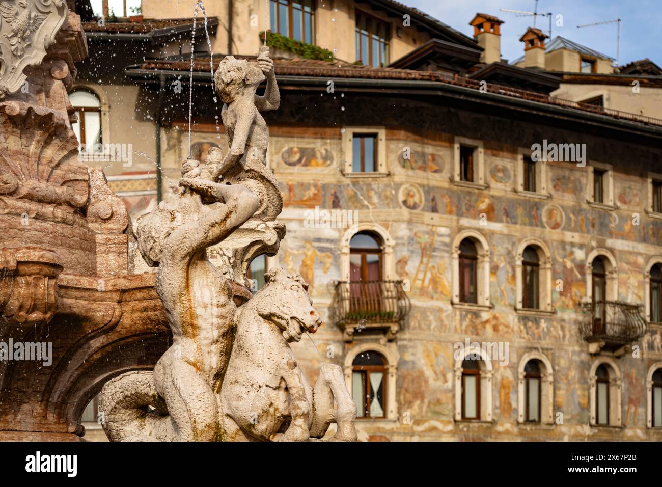 Neptunbrunnen und die bemalte Fassade der Häuser Case Cazuffi Rella auf der Piazza del Duomo in Trient, Trentino, Italien, Europa Stockfoto
