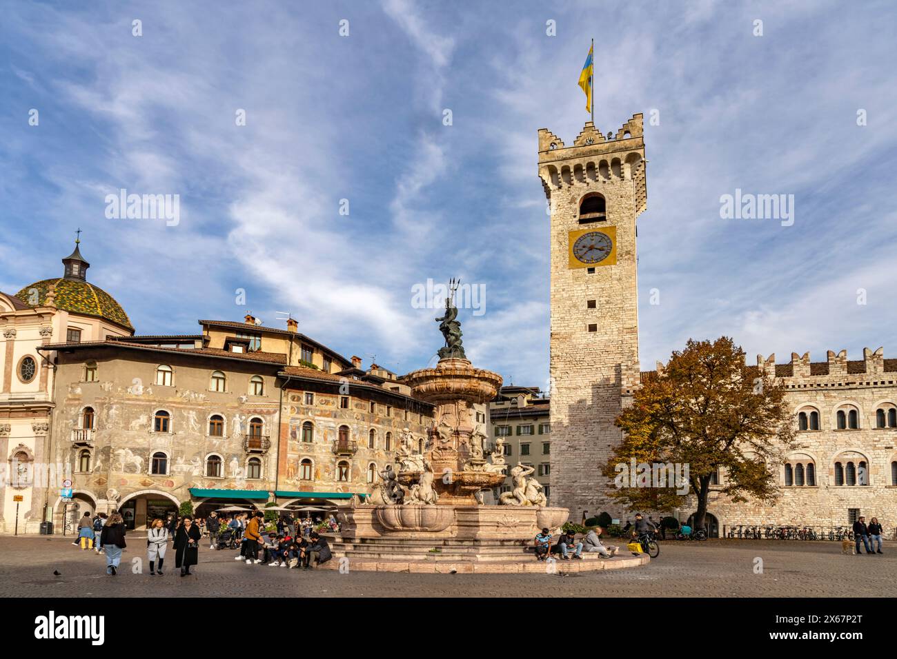 Piazza del Duomo mit Palazzo Pretorio und Neptunbrunnen Trento, Trentino, Italien, Europa Stockfoto