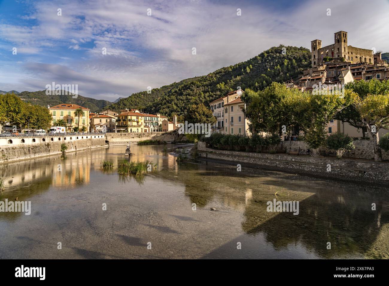 Blick auf die Stadt mit dem Fluss Nervia und dem Schloss Castello dei Doria in Dolceacqua, Ligurien, Italien, Europa Stockfoto