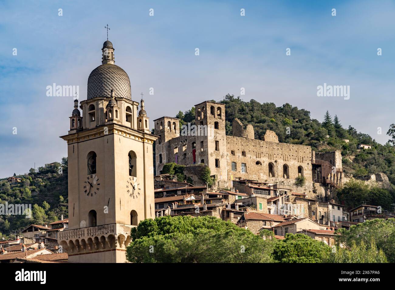 Die Kirche Chiesa di Sant'Antonio Abate und das Schloss Castello dei Doria in Dolceacqua, Ligurien, Italien, Europa Stockfoto
