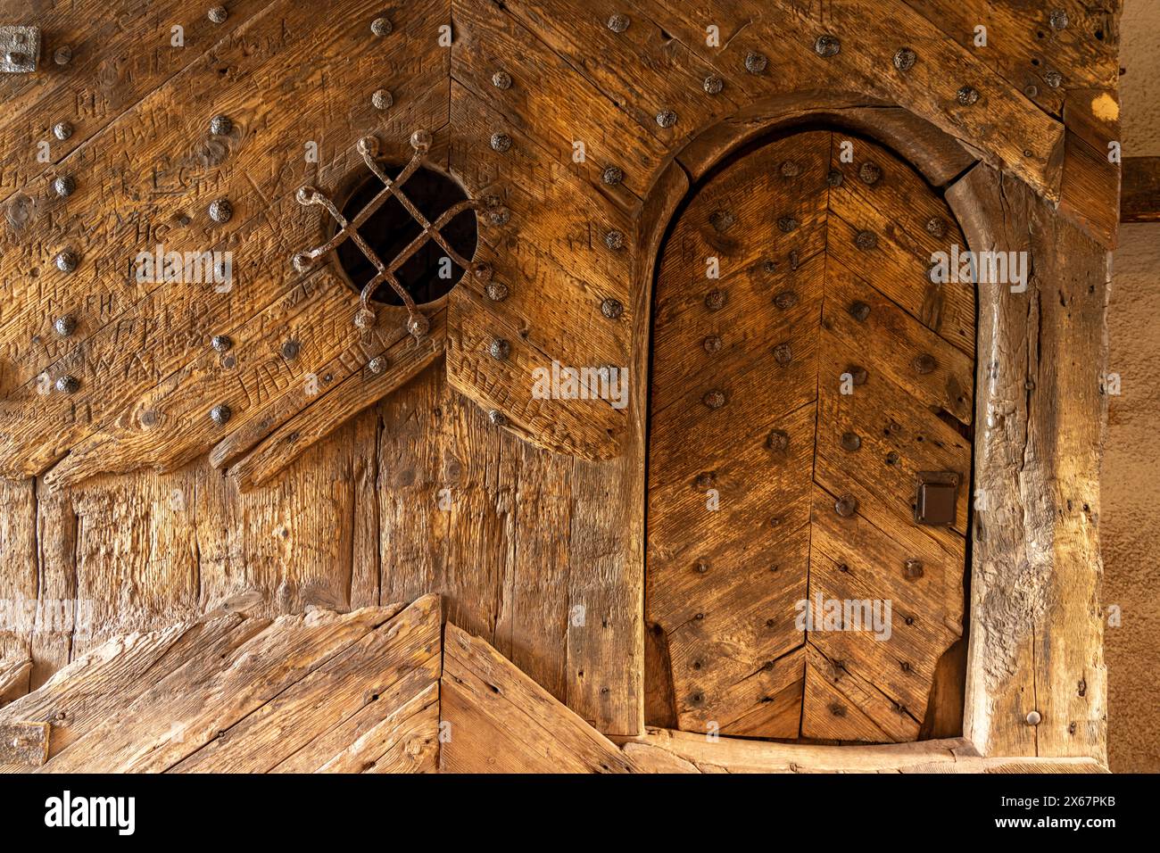 Holztür im Torhaus der Wartburg, UNESCO-Weltkulturerbe in Eisenach, Thüringen, Deutschland Stockfoto