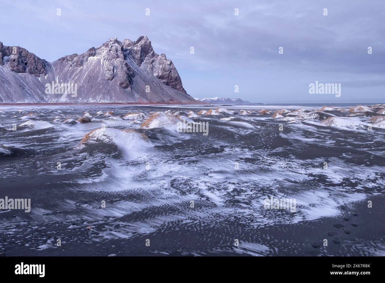 Das Eystrahorn im Winter bei Höfn/Stokksnes im Südosten Islands Stockfoto