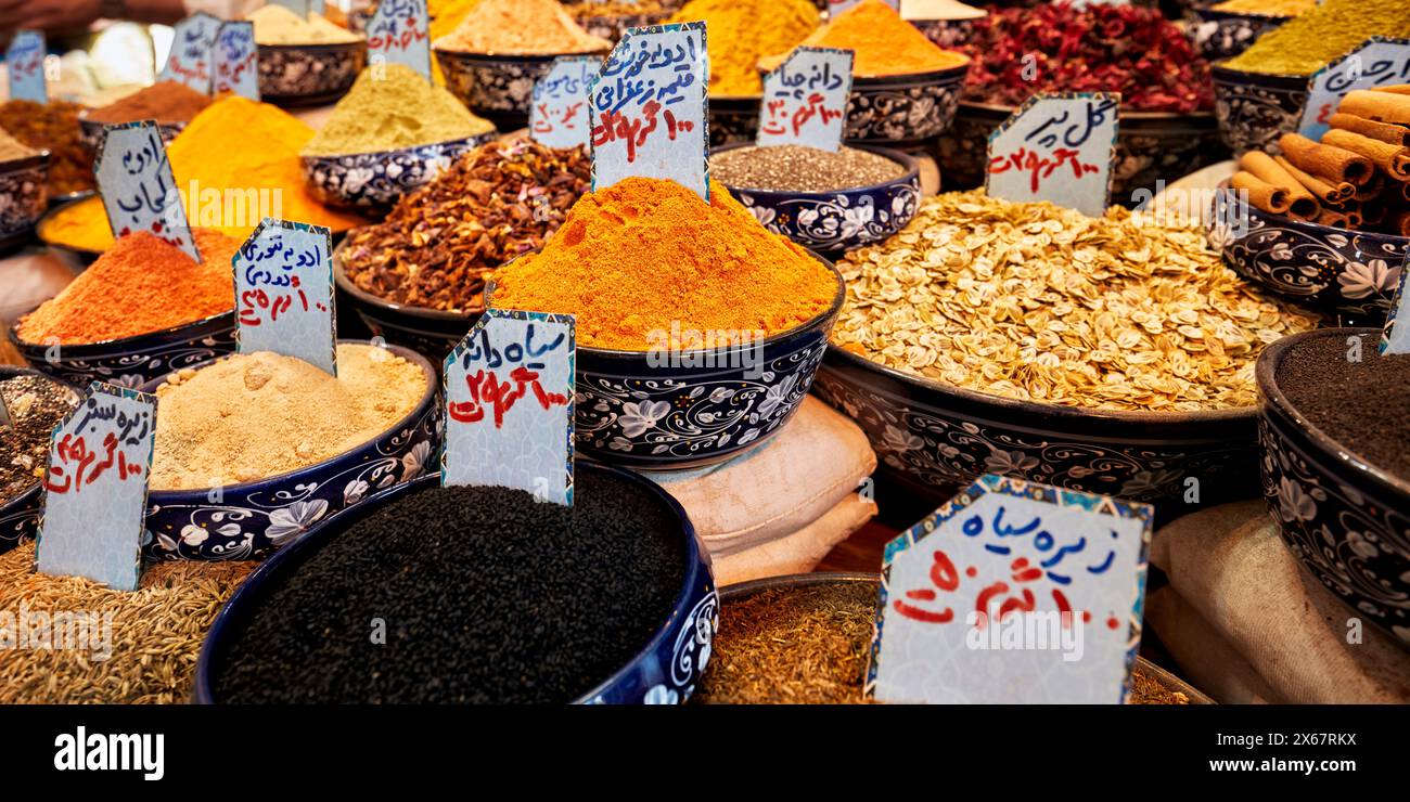 Bunte Auswahl an lokalen Gewürzen zum Verkauf auf dem Vakil Basar in Shiraz, Iran. Stockfoto