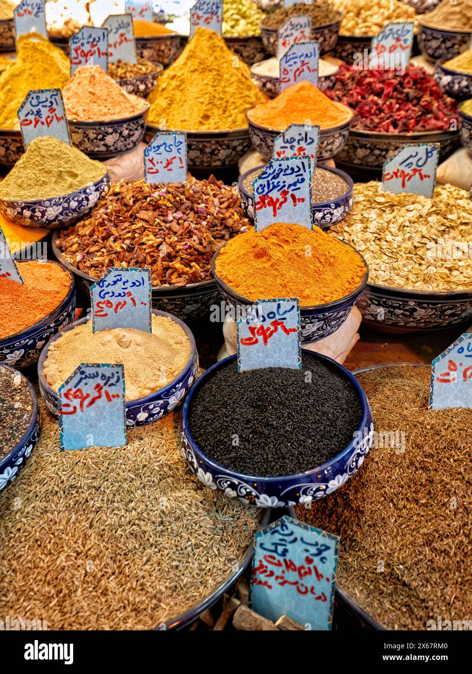 Bunte Auswahl an lokalen Gewürzen zum Verkauf auf dem Vakil Basar in Shiraz, Iran. Stockfoto