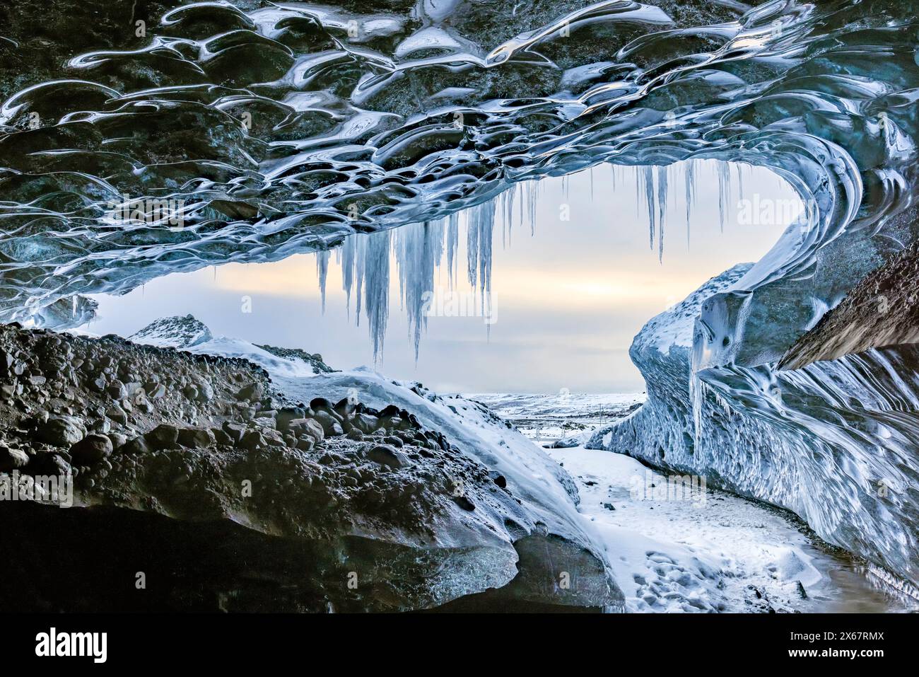 Eingang zur Eishöhle unter dem Jökulsarlon-Gletscher in Island Stockfoto