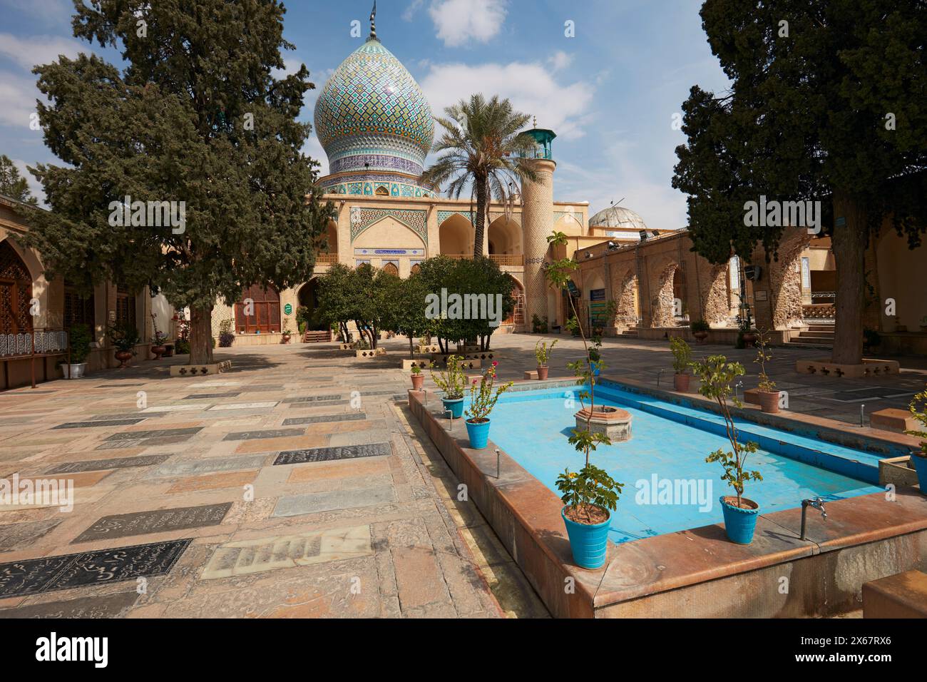 Innenhof des Heiligen Schreins von Ali Ibn Hamzeh mit Wasserpool. Shiraz, Iran. Stockfoto
