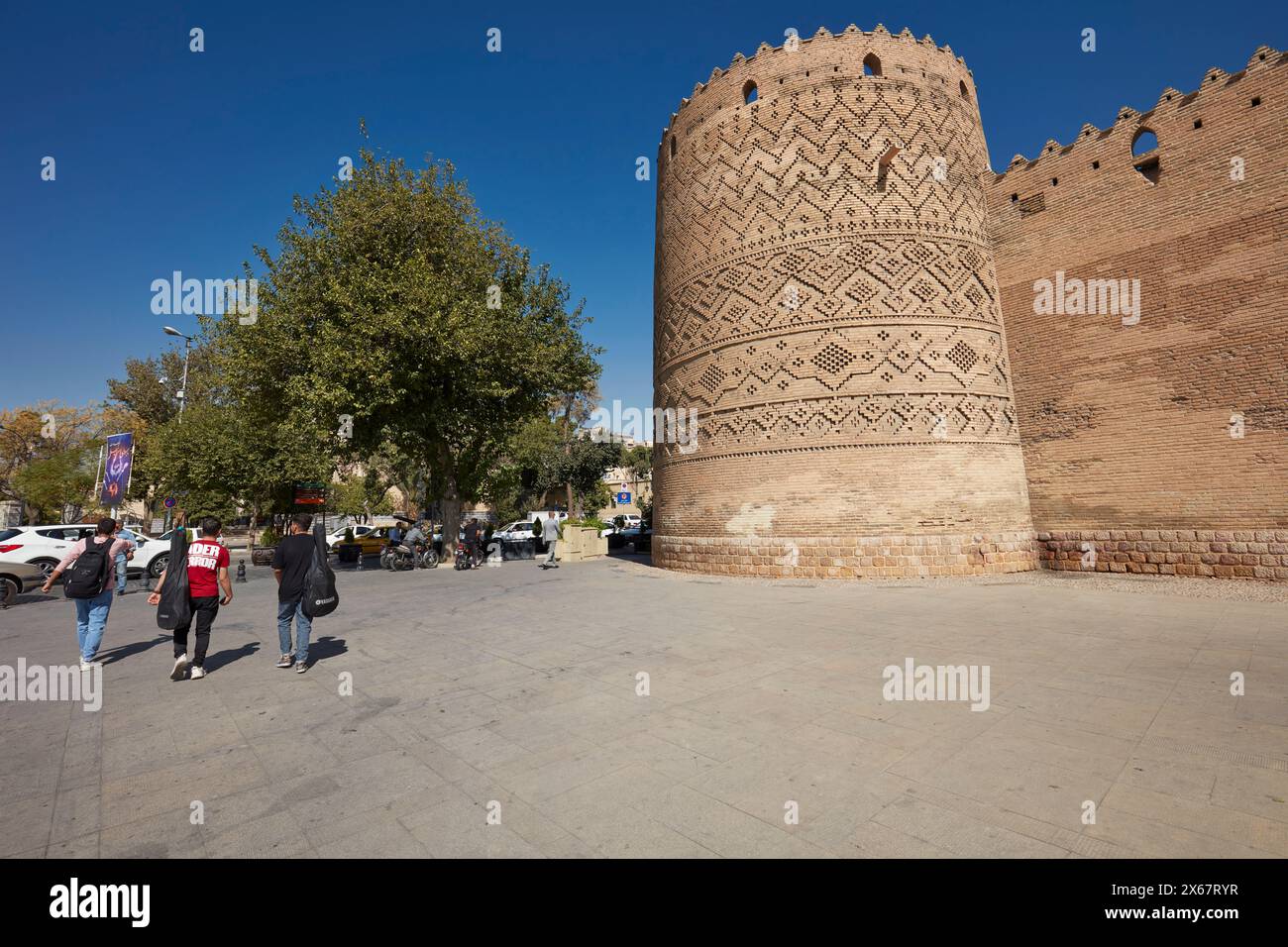 Die Leute spazieren in der Arg of Karim Khan, einer Zitadelle aus dem 18. Jahrhundert im historischen Zentrum von Shiraz, Iran. Stockfoto