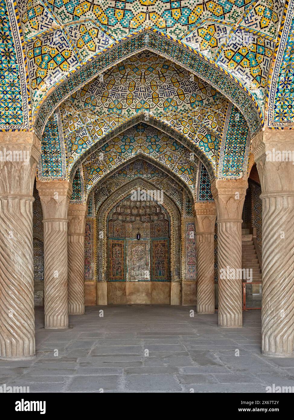 Mihrab (eine Nische in der Mauer, die die Richtung Mekka anzeigt) im Hauptgebetssaal der Vakil-Moschee aus dem 18. Jahrhundert. Shiraz, Iran. Stockfoto