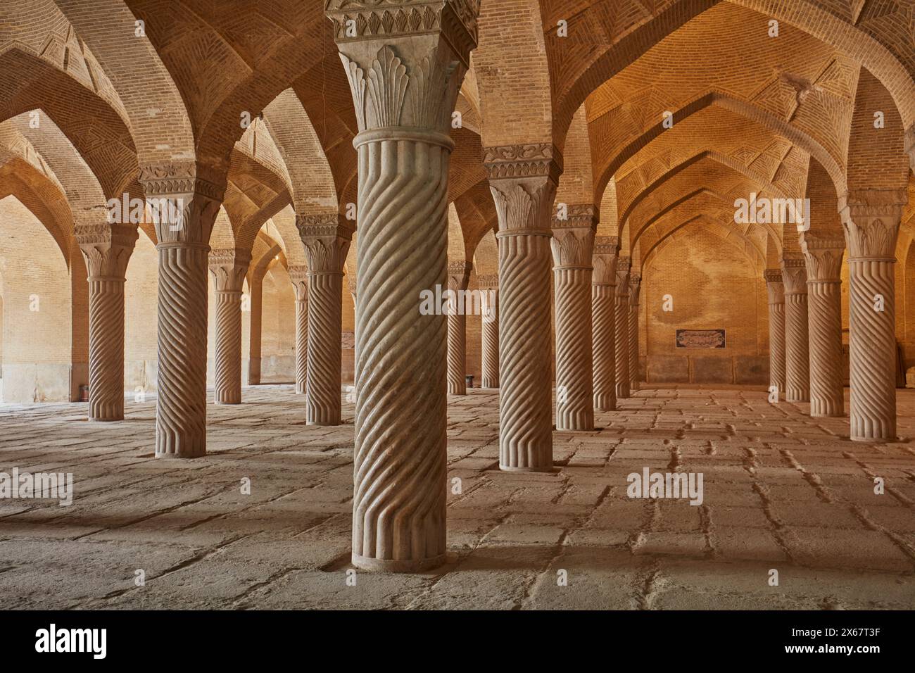 Innenansicht des zentralen Gebetssaals mit vielen Säulen, die das Dach aus Ziegelgewölben stützen, in der Vakil-Moschee aus dem 18. Jahrhundert in Shiraz, Iran. Stockfoto