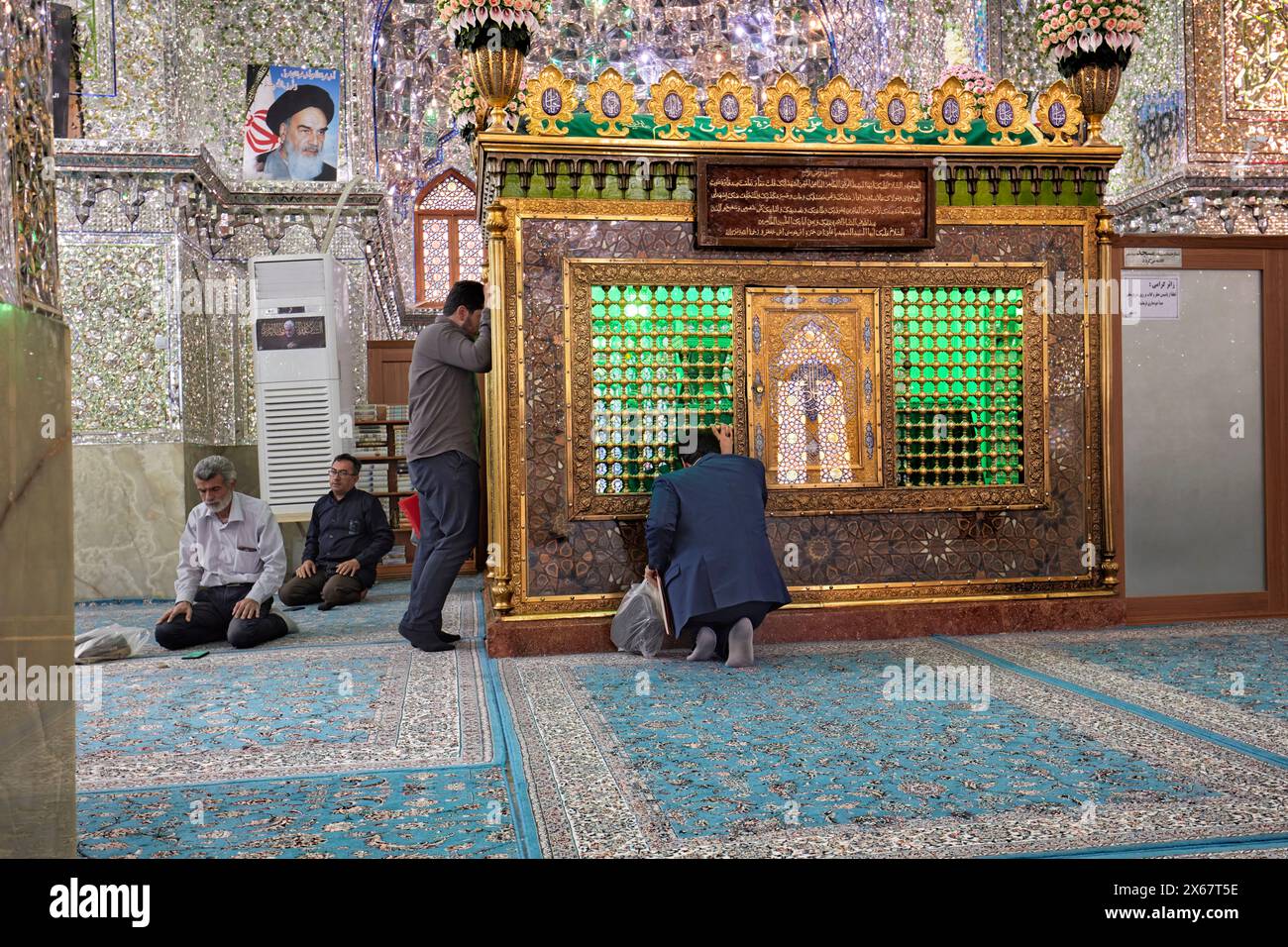 Männer beten im Heiligtum von Ali Ibn Hamzeh. Shiraz, Iran. Stockfoto
