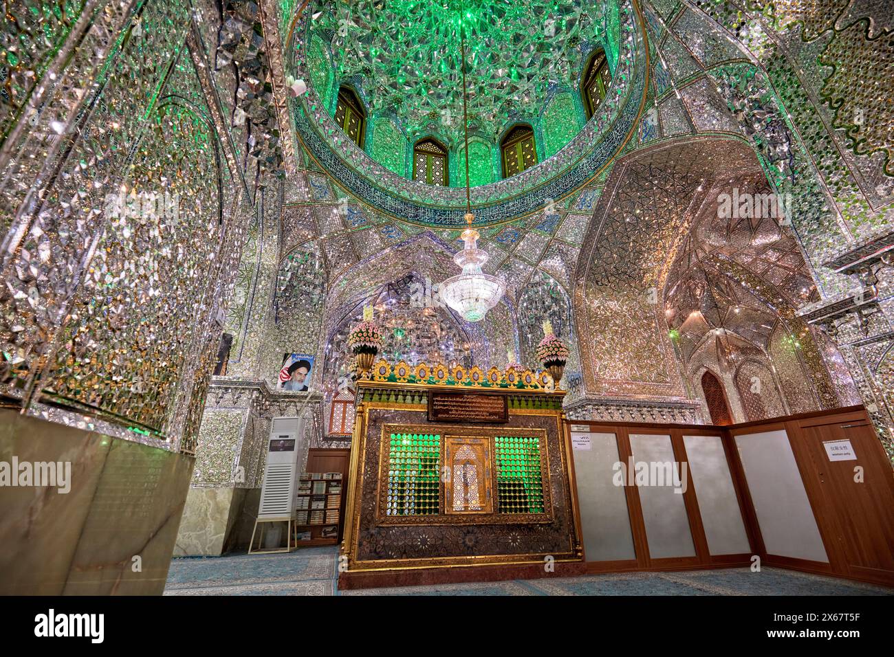 Innenansicht des Heiligen Schreins von Ali Ibn Hamzeh im Inneren mit glänzenden Spiegelfliesen (Aina-Kari). Shiraz, Iran. Stockfoto