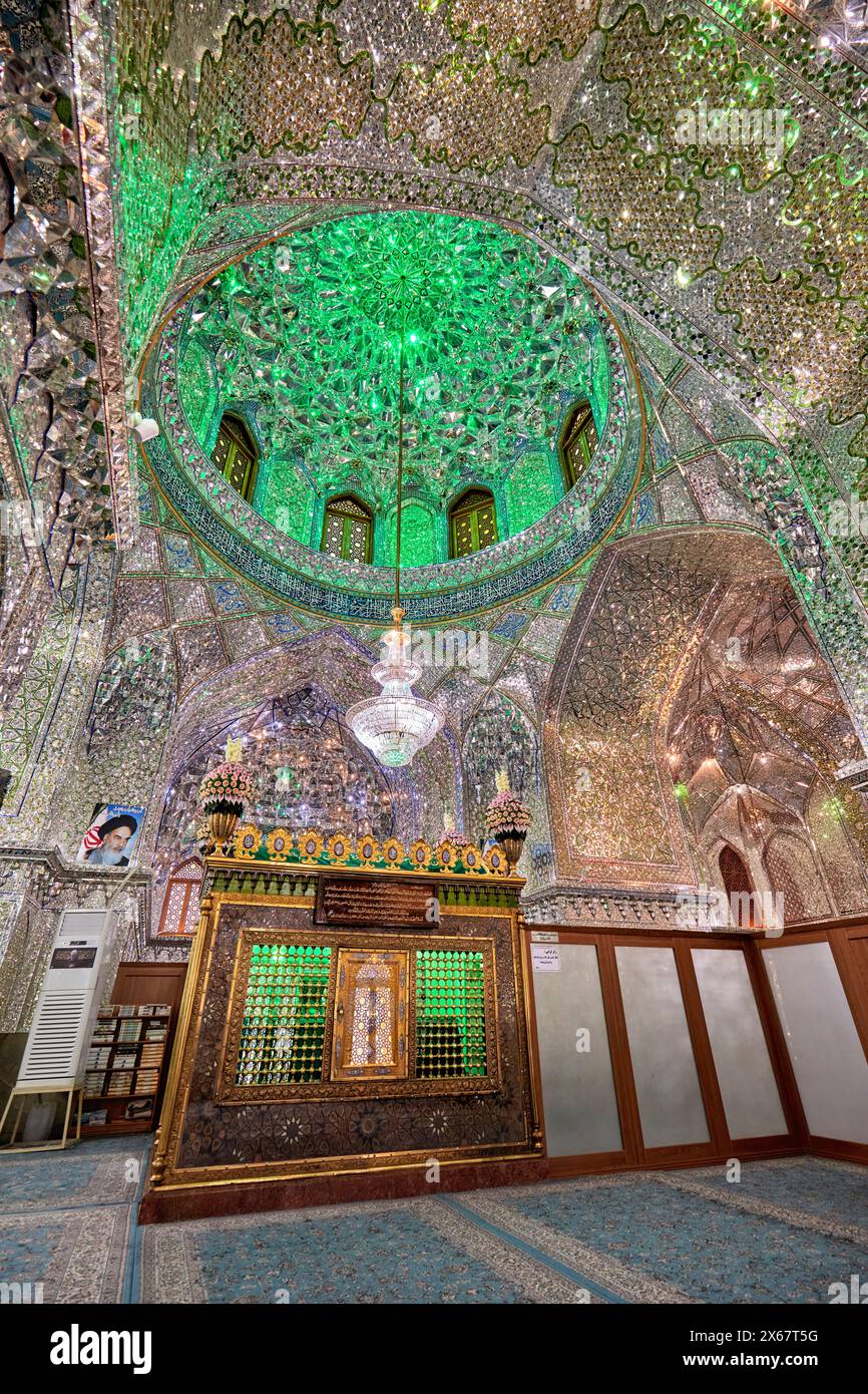 Innenansicht des Heiligen Schreins von Ali Ibn Hamzeh im Inneren mit glänzenden Spiegelfliesen (Aina-Kari). Shiraz, Iran. Stockfoto