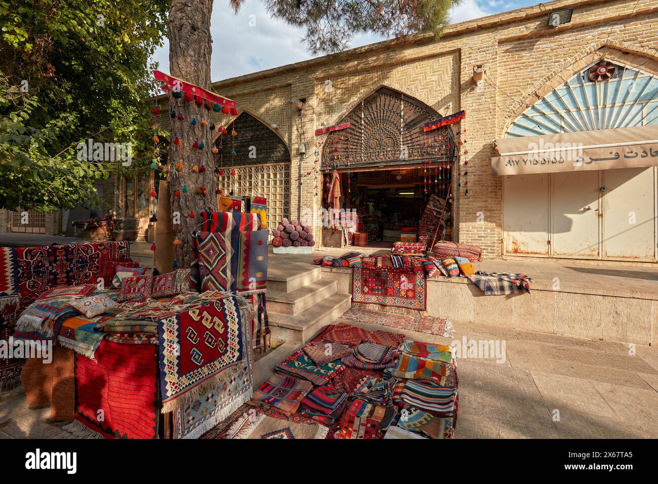 Farbenfrohe Teppiche am Eingang eines Kunsthandwerksgeschäfts auf dem Vakil Basar. Shiraz, Iran. Stockfoto
