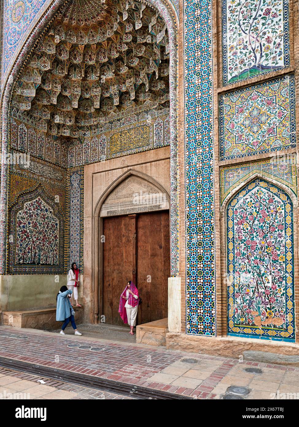 Iranische Mädchen machen Fotos an der Haustür der Vakil-Moschee aus dem 18. Jahrhundert in Shiraz, Iran. Stockfoto