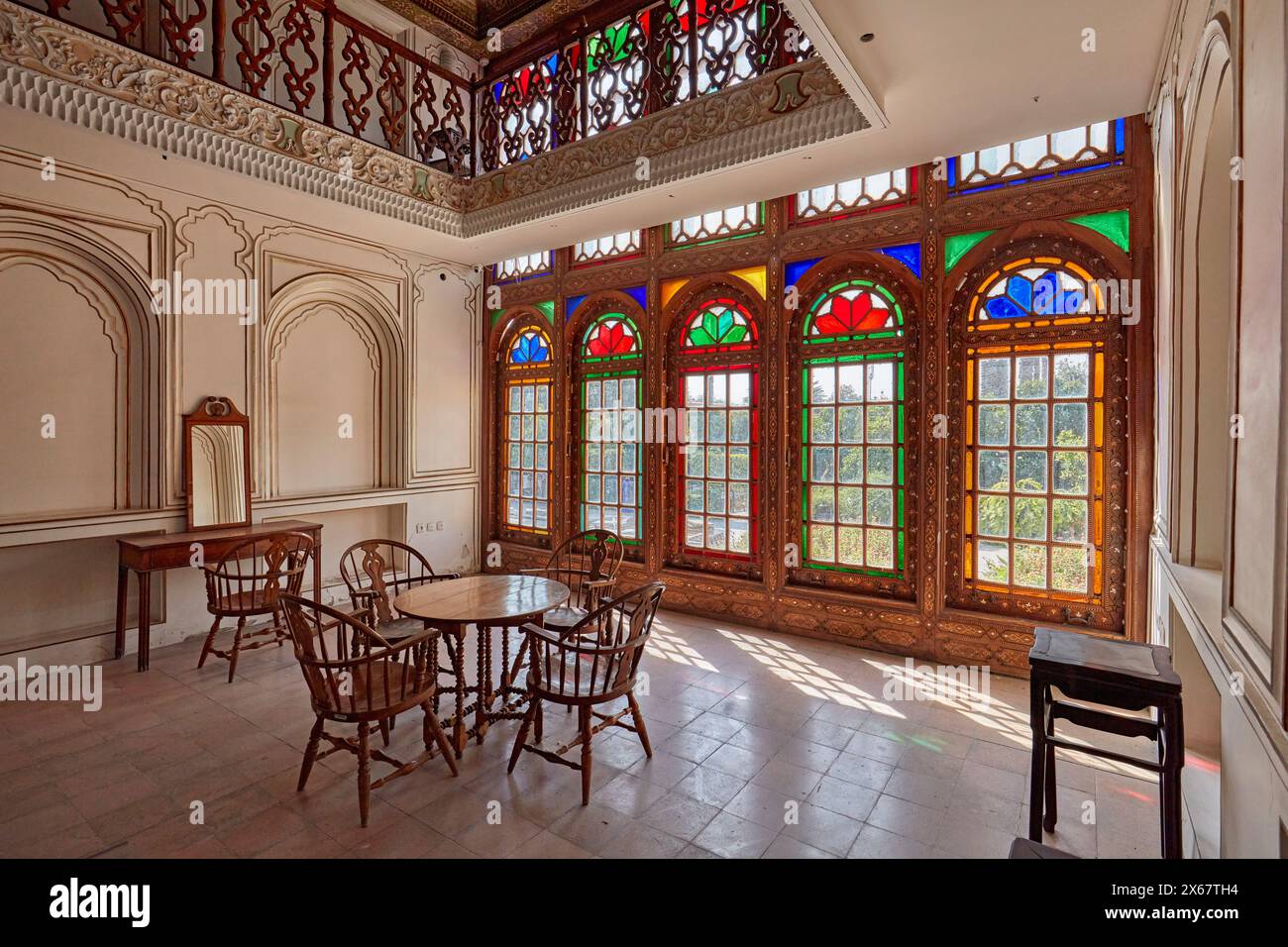 Innenansicht eines Zimmers mit Buntglasfenstern im Qavam-Haus (Narenjestan-e Ghavam), historisches Haus aus dem 19. Jahrhundert. Shiraz, Iran. Stockfoto