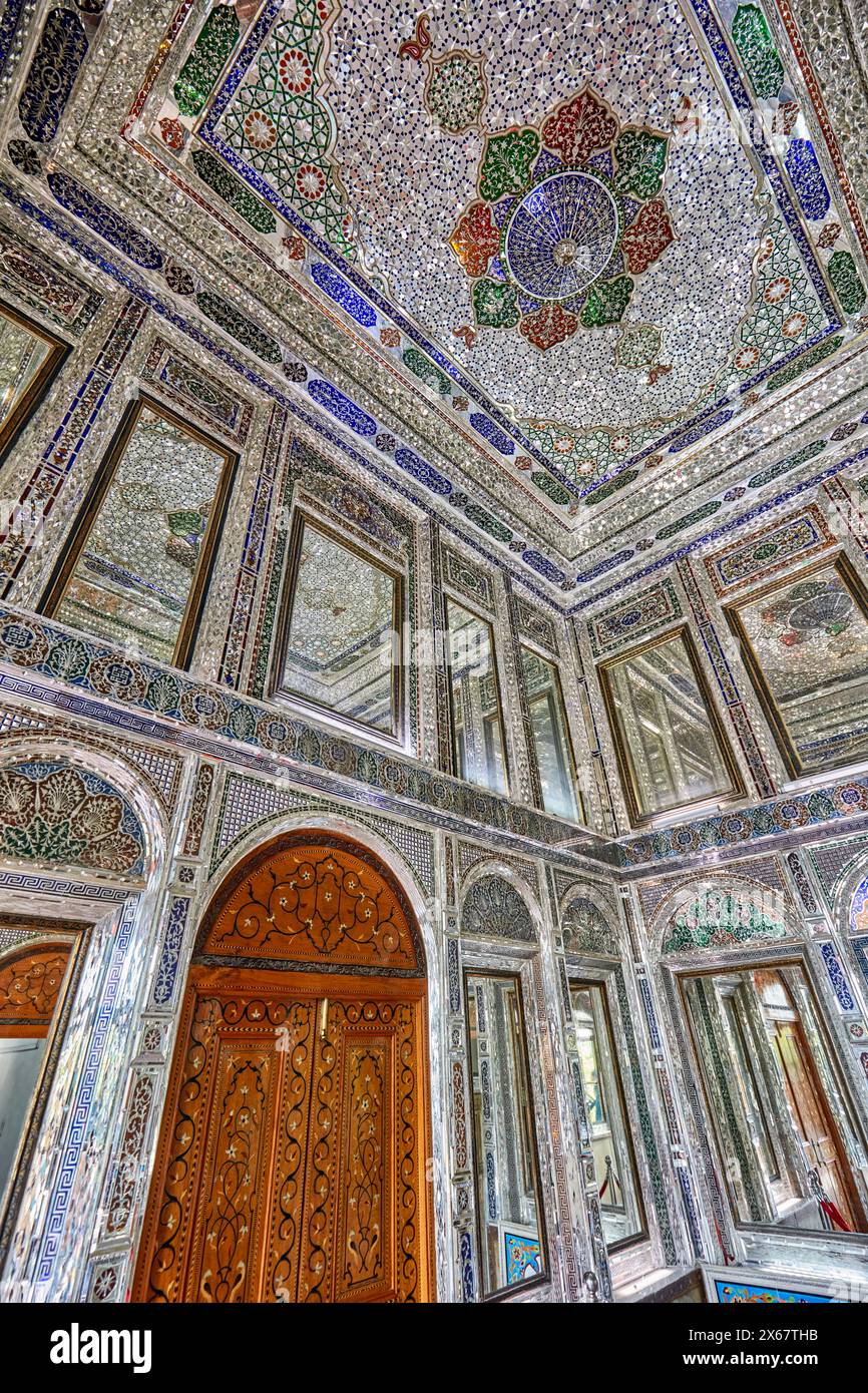 Innenraum eines Zimmers mit aufwendigen Spiegelfliesen an Wänden und Decken im Qavam-Haus (Narenjestan-e Ghavam), einem historischen Haus aus dem 19. Jahrhundert. Shiraz, Iran. Stockfoto