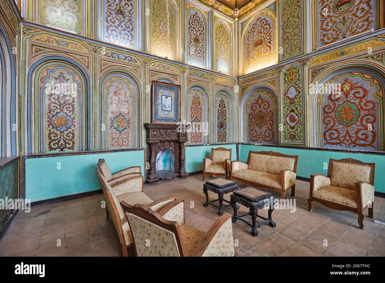 Innenansicht eines Wohnzimmers im Qavam-Haus (Narenjestan-e Ghavam), historisches Haus aus dem 19. Jahrhundert. Shiraz, Iran. Stockfoto