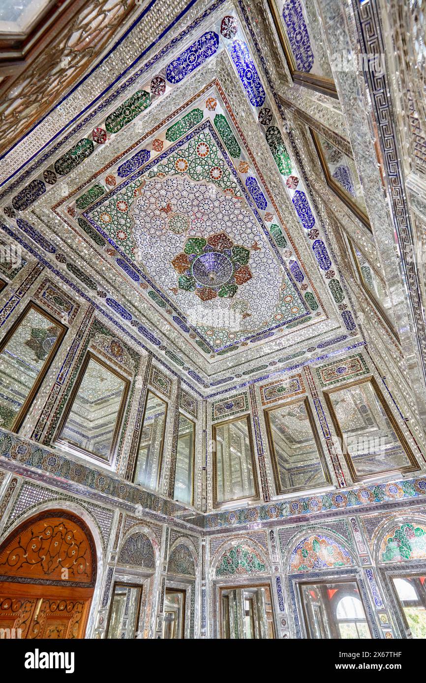 Innenraum eines Zimmers mit aufwendigen Spiegelfliesen an Wänden und Decken im Qavam-Haus (Narenjestan-e Ghavam), einem historischen Haus aus dem 19. Jahrhundert. Shiraz, Iran. Stockfoto