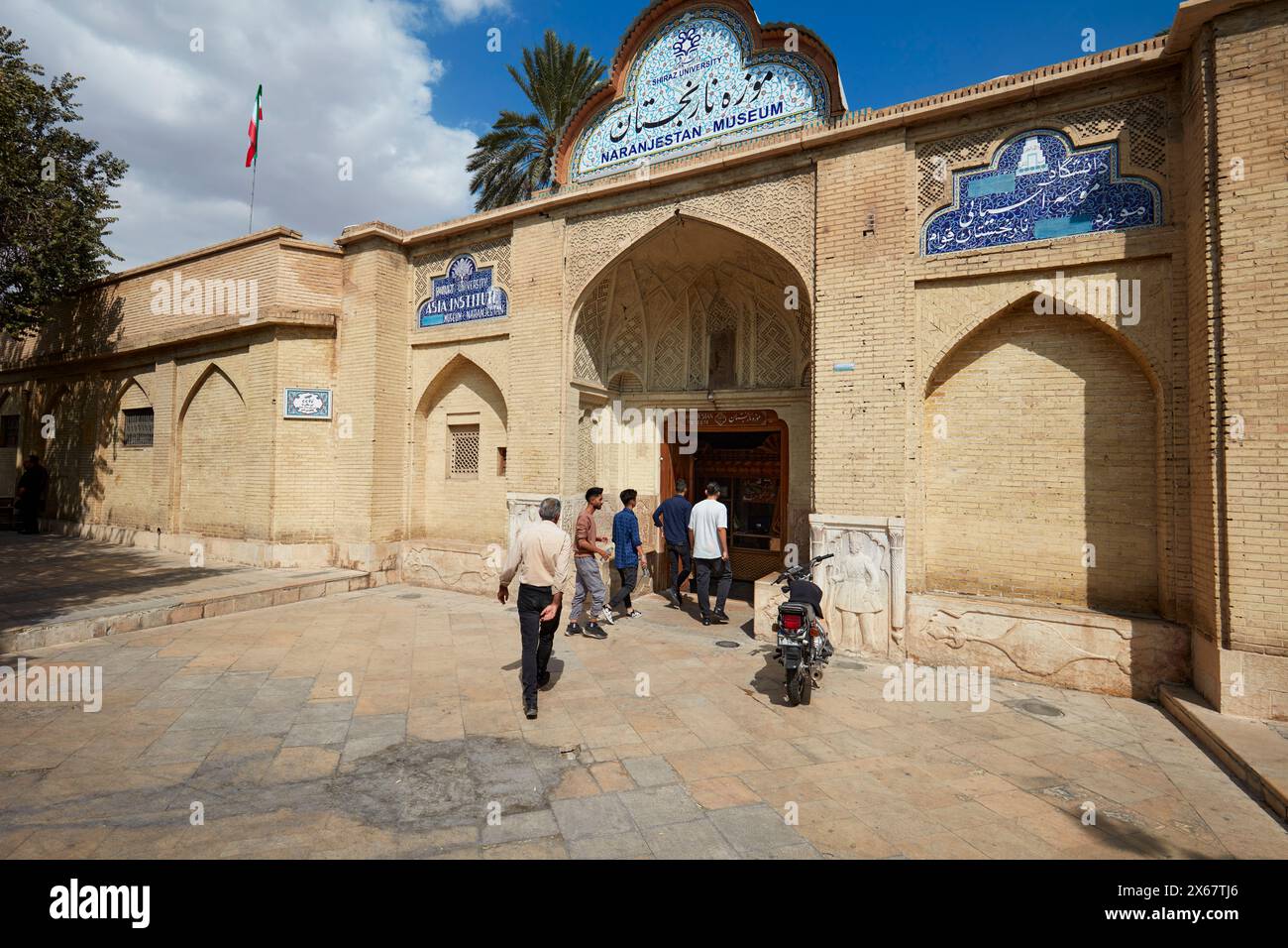 Die Menschen laufen im Qavam-Haus (Narenjestan-e Ghavam), einem historischen Haus aus der Qajar-Zeit aus dem 19. Jahrhundert. Shiraz, Iran. Stockfoto