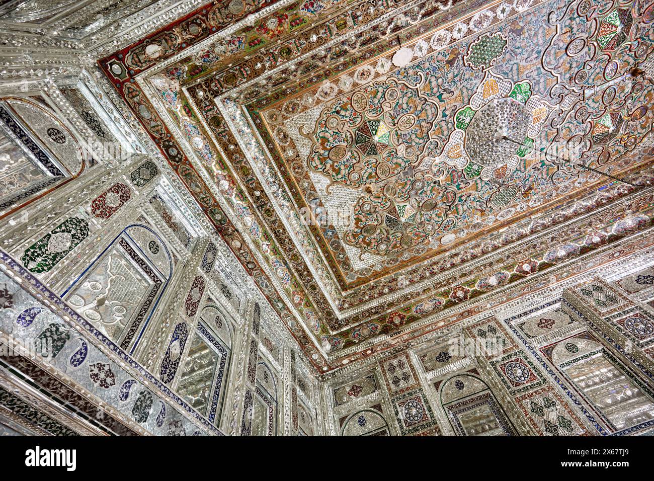Zimmer mit komplizierten Spiegelfliesen an Wänden und Decken im Zinat Al-Molk Historical House, Residenz aus der Qajar-Zeit aus dem 19. Jahrhundert. Shiraz, Iran. Stockfoto