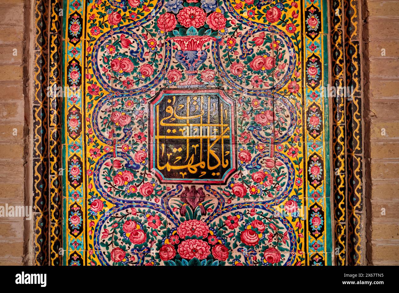 Aufwändige mehrfarbige Fliesen in der Nasir al-Mulk Moschee aus dem 19. Jahrhundert, auch bekannt als die Rosa Moschee. Shiraz, Iran. Stockfoto