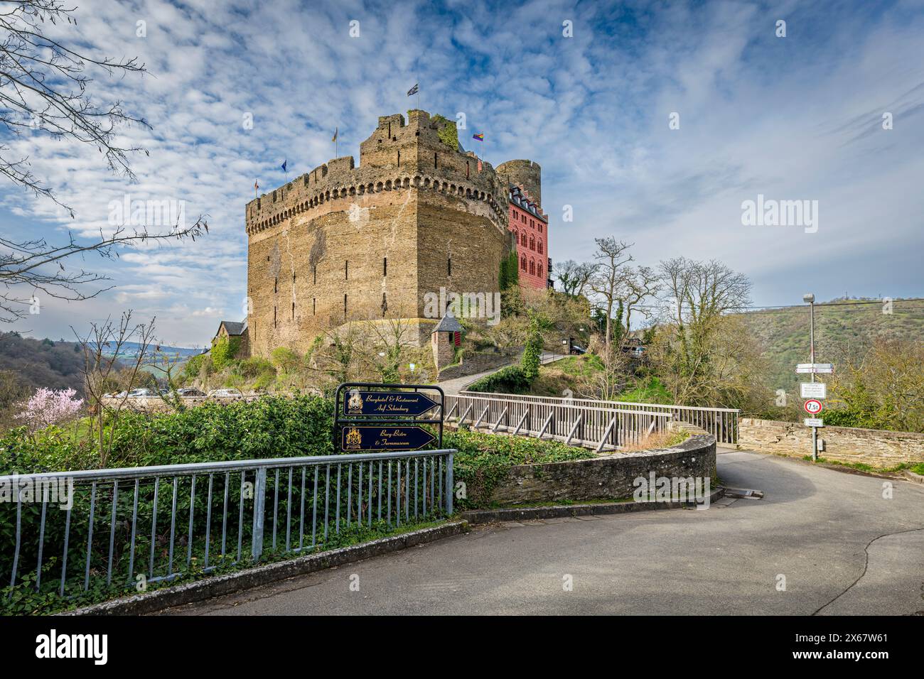 Schloss Schönburg bei Oberwesel am Mittelrhein, mittelalterliche Zollburg mit einer riesigen Schildmauer, heute Hotel- und Jugendherberge Stockfoto