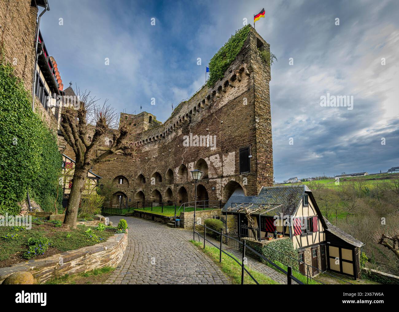 Schloss Schönburg bei Oberwesel am Mittelrhein, mittelalterliche Zollburg mit einer riesigen Schildmauer, heute Hotel- und Jugendherberge Stockfoto