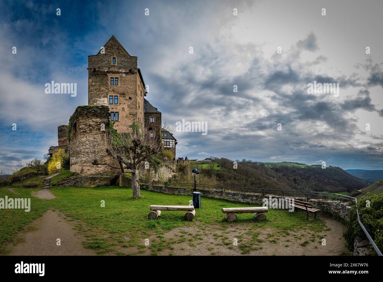 Schloss Schönburg bei Oberwesel am Mittelrhein, mittelalterliche Zollburg mit riesiger Schildmauer, heute Hotel- und Jugendherberge, Nordseite, Stockfoto