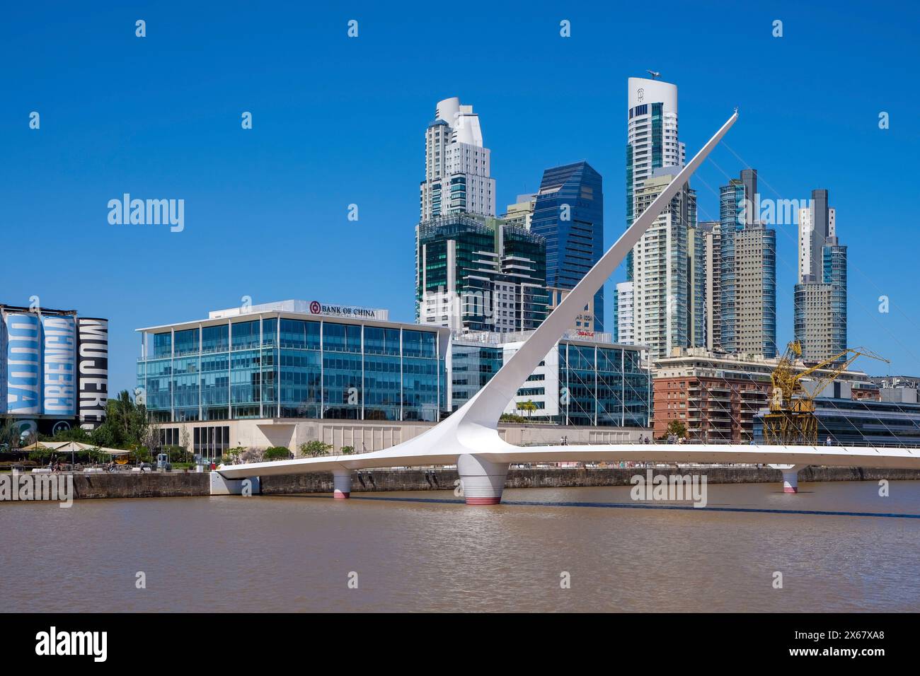 Buenos Aires, Argentinien, die Puente de la Mujer (Frauenbrücke) befindet sich in Puerto Madero, einem neuen, schicken Hafenviertel. Stockfoto