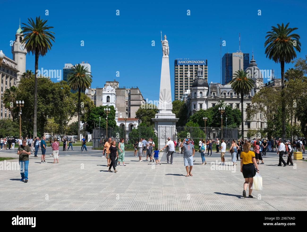Buenos Aires, Argentinien, Plaza de Mayo, dieser Platz ist nicht nur das Herz der Stadt, sondern auch das politische Zentrum Argentiniens. Die Piramide de de Mayo befindet sich im Zentrum der Plaza de Mayo und ist das älteste Nationaldenkmal der Stadt Buenos Aires. Stockfoto