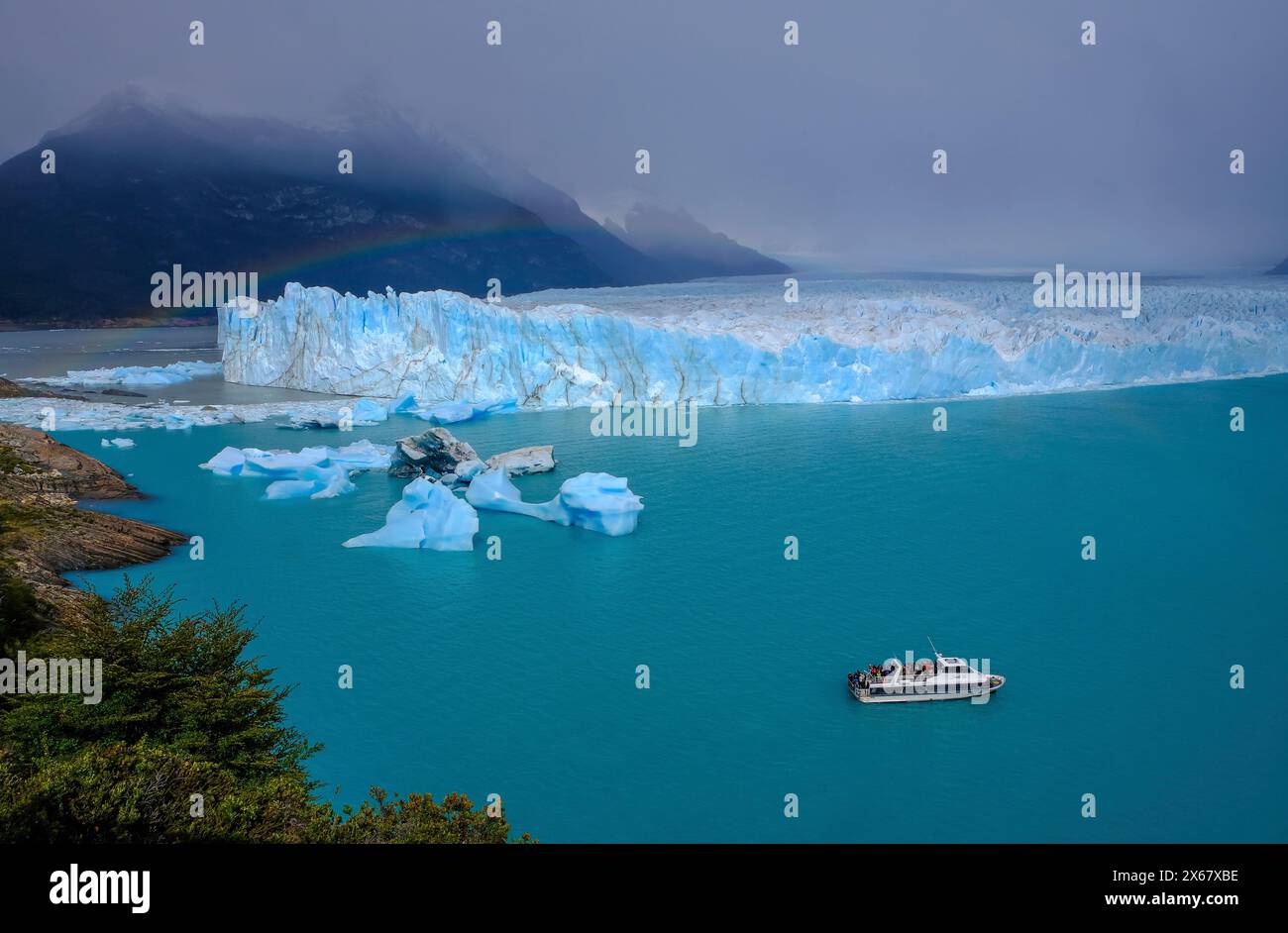 El Calafate, Patagonien, Argentinien, Perito Moreno Gletscher im Los Glaciares Nationalpark. Der Perito-Moreno-Gletscher ist Teil des patagonischen Eisfeldes Campo Hielo Sur, dem drittgrößten Süßwasserreservat der Welt. Touristen können ein Ausflugsboot zum Gletscher nehmen. Stockfoto