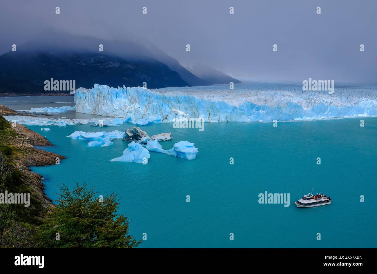 El Calafate, Patagonien, Argentinien, Perito Moreno Gletscher im Los Glaciares Nationalpark. Der Perito-Moreno-Gletscher ist Teil des patagonischen Eisfeldes Campo Hielo Sur, dem drittgrößten Süßwasserreservat der Welt. Touristen können ein Ausflugsboot zum Gletscher nehmen. Stockfoto