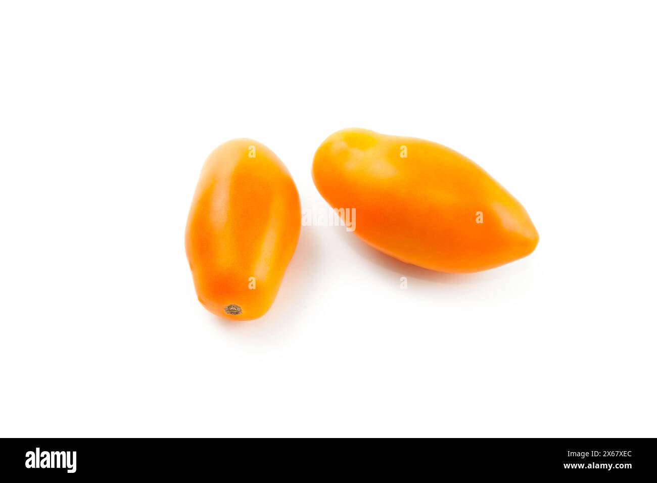 Zwei ganze reife saftige gelbe Tomaten mit weichem Schatten isoliert auf weißem Hintergrund mit Schnittpfad. Gemüsesammlung auf weiß. Stockfoto