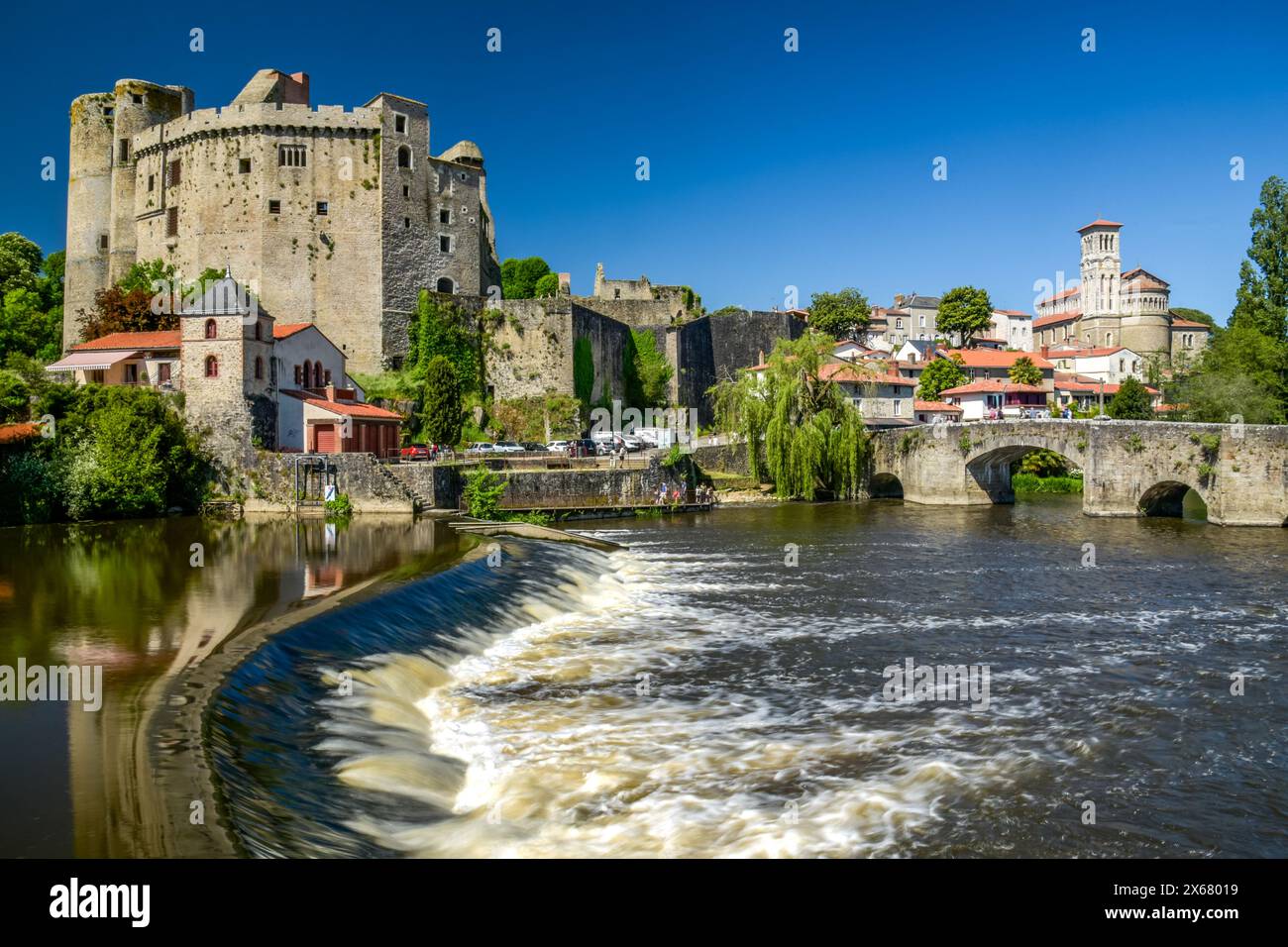 Wunderschöne Landschaft der mittelalterlichen Stadt Clisson in Loire Atlantique in Frankreich Stockfoto