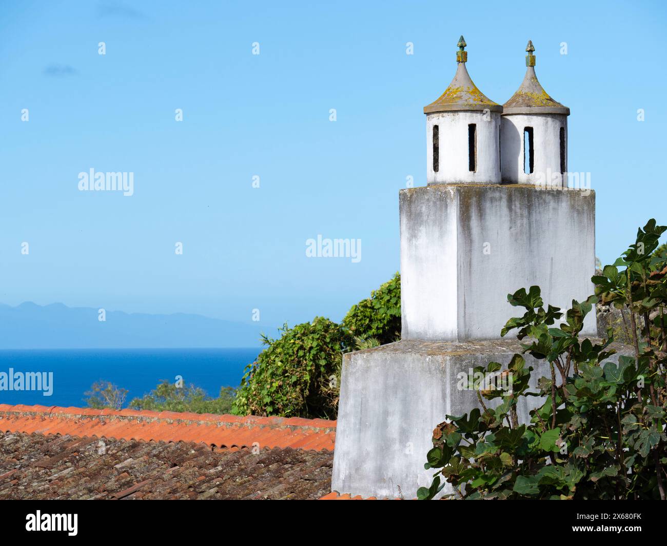 Azoren, blauer Himmel, Gemeinde Nossa Senhora do Pilar, lokale Architektur, Portugal, Meerblick, Sonnenschein, Terceira, Tourismus Stockfoto