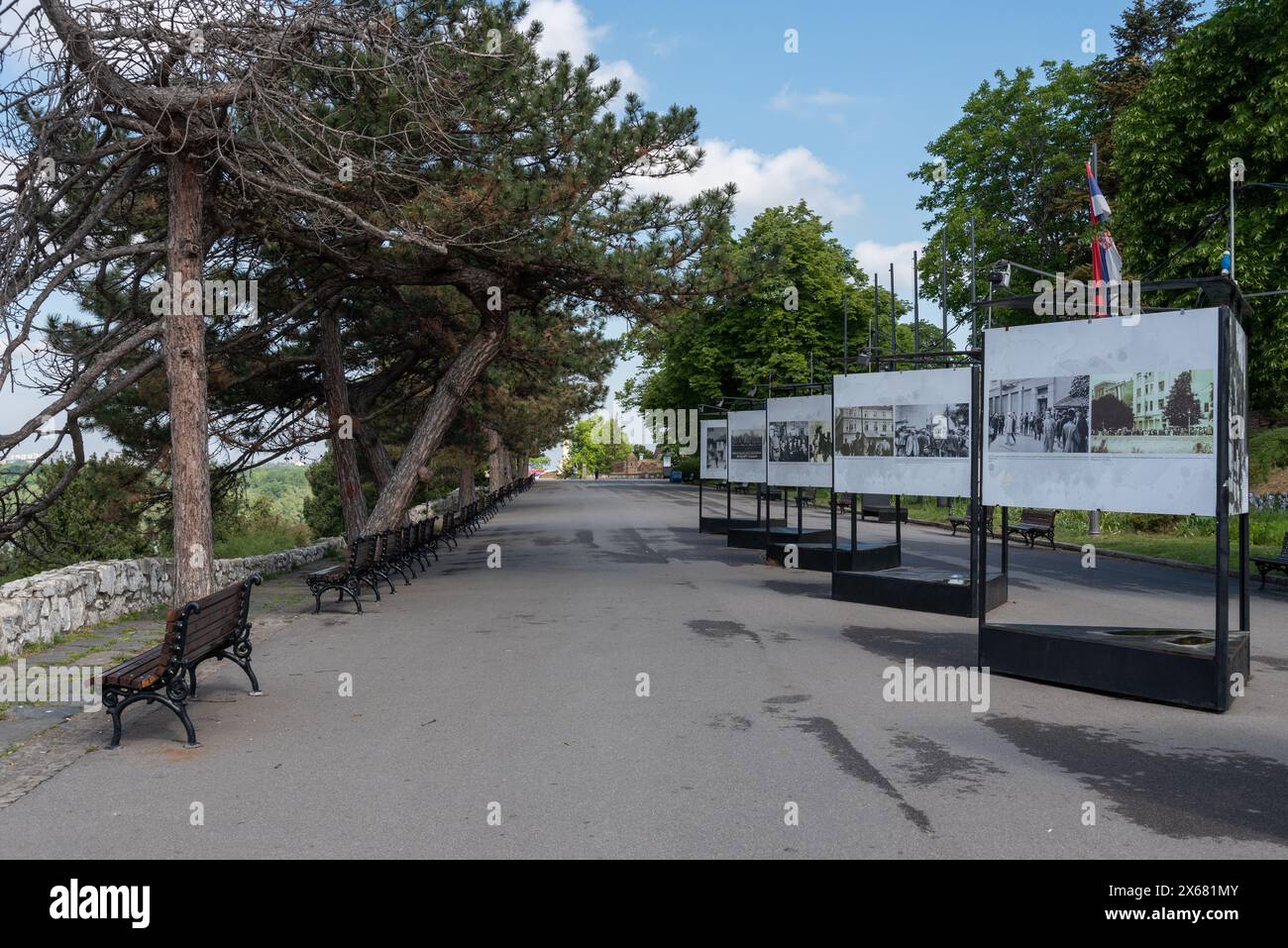 Eine Freiluftausstellung von Fotografien in der Belgrader Festung, die die Geschichte von Erzherzog Franz Ferdinand und dem 1. Weltkrieg erzählen. April 2024. Stockfoto