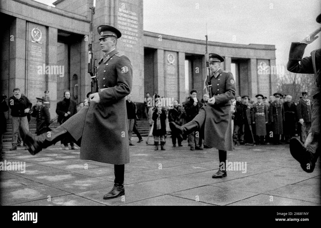 Abschied Sowjetische Ehrenwache Deutschland, Berlin, 22.12.1990, Abzug der sowjetischen Ehrenwache vom Ehrenmal im Tiergarten, letzter Vorbeimarsch der Ehrenwache, Â *** Abschied der sowjetischen Ehrenwache Deutschland, Berlin, 22 12 1990, Abgang der sowjetischen Ehrenwache aus der Gedenkstätte in Tiergarten, letzten märz vorbei an der Ehrenwache, Â Stockfoto