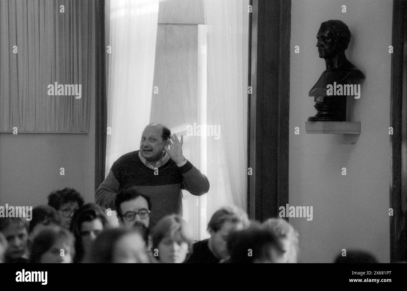 HUB Historiker Diskussion Deutschland, Berlin, 10.11.1990, Diskussionsveranstaltung der Historiker der Humboldt Uni zu Fragen der SED Vergangenheit ehem. Studenten, die von den Genossen der Uni z.B. exmatrikuliert wurden, sind anwesend Versammlungsleiter der Historiker, später Protest..., Â *** HUB Historians Discussion Germany, Berlin, 10 11 1990, Diskussionsveranstaltung der Historiker der Humboldt-Universität zu Fragen der SED ehemalige Studierende, die von den Genossen der Universität exmatrikuliert wurden, sind z.B. Vorsitzender der Historikerversammlung, später Protest, Â Stockfoto HUB Historiker Diskussion Deutschland, Berlin, 10.11.1990, Diskussionsveranstaltung der Historiker der Humboldt Uni zu Fragen der SED Vergangenheit ehem. Studenten, die von den Genossen der Uni z.B. exmatrikuliert wurden, sind anwesend Versammlungsleiter der Historiker, später Protest..., Â *** HUB Historians Discussion Germany, Berlin, 10 11 1990, Diskussionsveranstaltung der Historiker der Humboldt-Universität zu Fragen der SED ehemalige Studierende, die von den Genossen der Universität exmatrikuliert wurden, sind z.B. Vorsitzender der Historikerversammlung, später Protest, Â Stockfoto