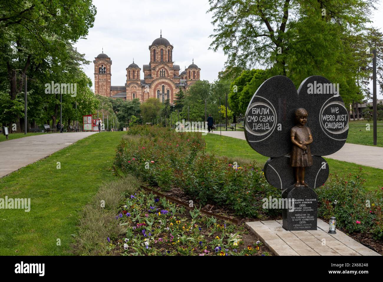 Gedenkstätte für Kinder, die beim NATO-Bombenanschlag auf Belgrad getötet wurden, vor der Markuskirche. April 2024. Stockfoto