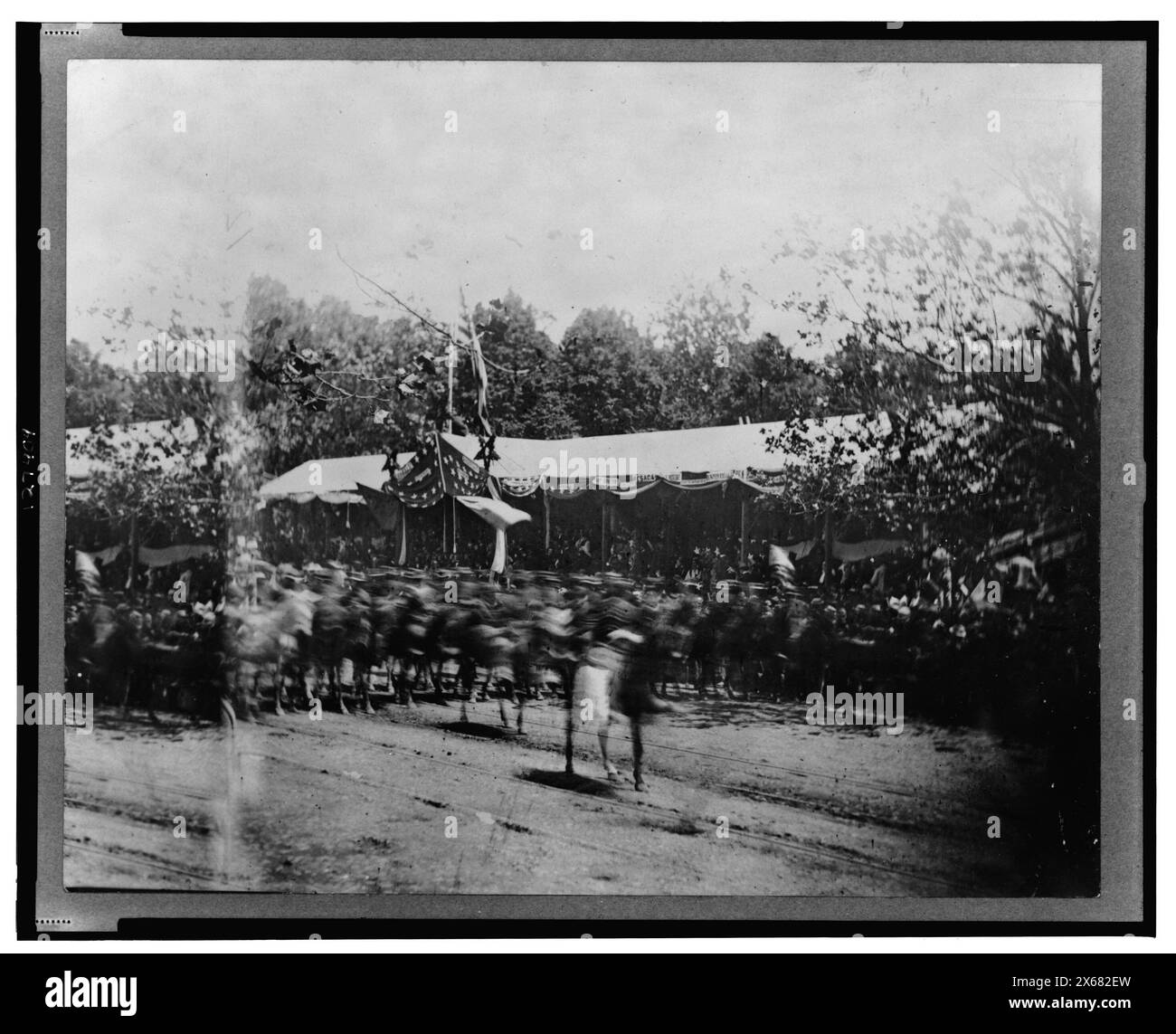 Die berittene Kavallerie reitet an einem Rezensionsstand während der „Grand Rezension“ der Union Army, Washington, D.C., Bürgerkriegsfotos 1861-1865 vorbei Stockfoto