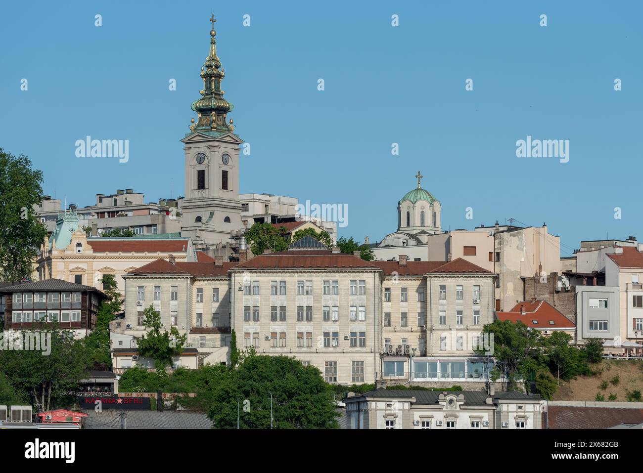 Gebäude und Architektur von Belgrad mit dem Turm der Kathedrale Kirche St. Michael des Erzengels. April 2024 Stockfoto